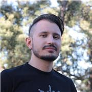 Profesor de Escritura, Expresión oral/escrita, Redacción y discursos y Crítica de cine. Flexible y ordenado, centrado en ir área por área.